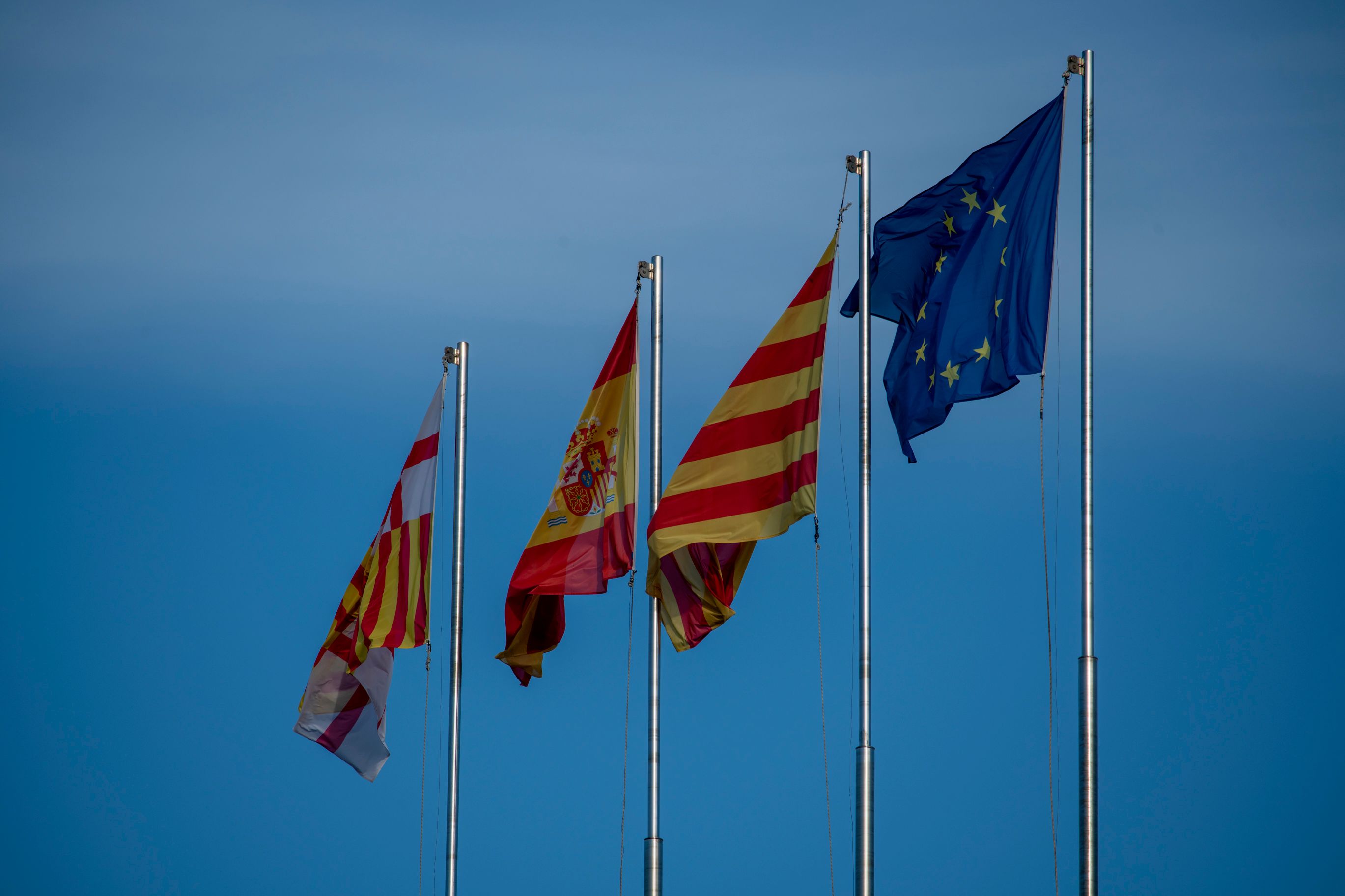 スペイン、チャットボットのみのサポートを禁止、3分以内応答ルールを制定