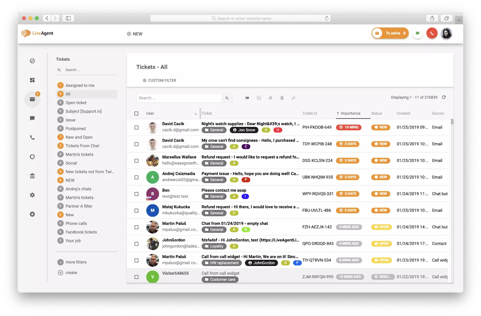 LiveAgentの統合受信箱。すべてのチャネルにわたる全チケットが優先度とステータスインジケーターとともに分類・表示されています