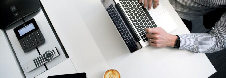 チャーンレート101：それは何か、どのように計算されるか、そしてそれを減らす方法