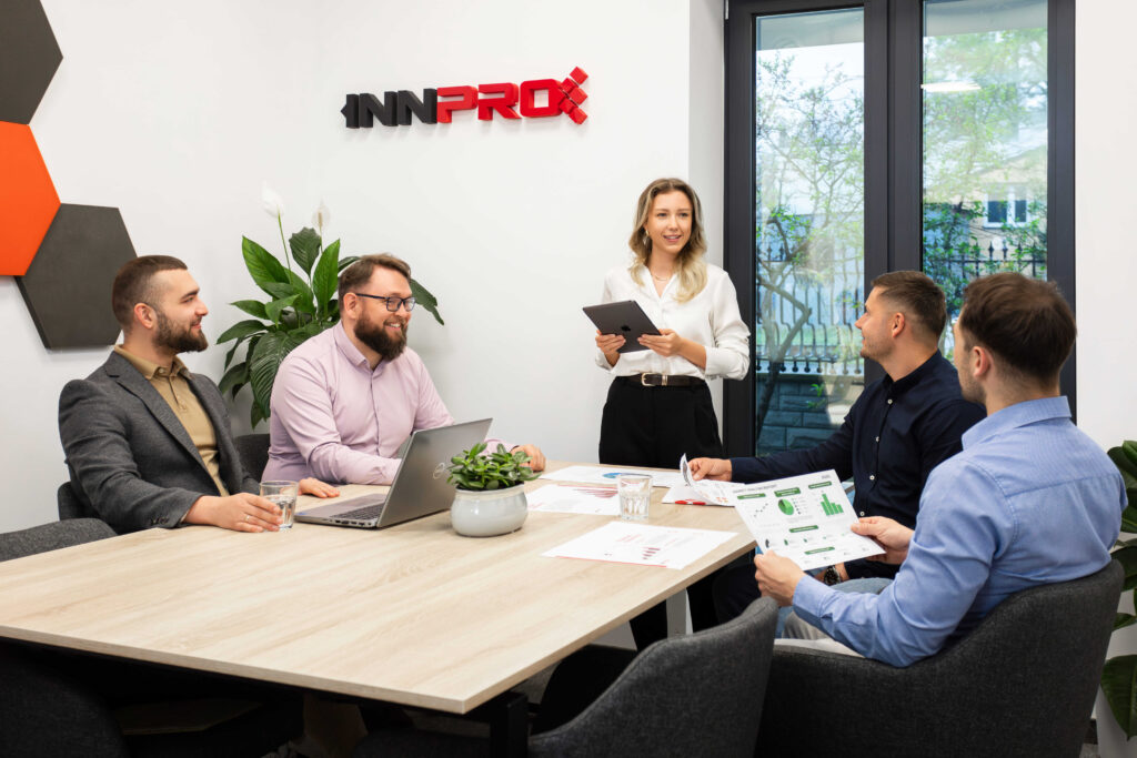 オフィス環境でのINNPROのチーム